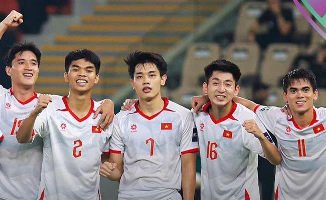 Vận động viên quần vợt đang giao bóng trên sân đất nện tại giải Grand Slam
